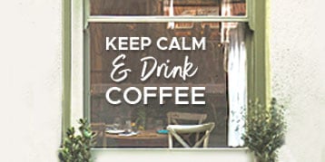 Caféfönster med text tryckt på fönsterfilm
