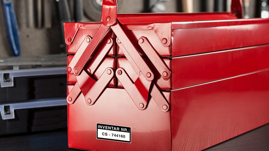 Avery Etiketter till inventarier och utrustning för enkel, informativ och hållbar märkning nära till hands