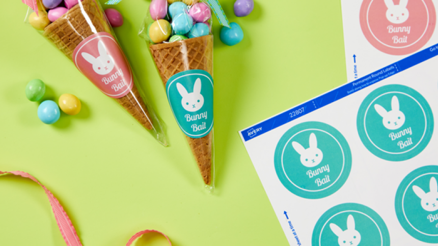 Länk till Avery PrintService. Få snygga påsketiketter tryckta och klara att använda – perfekt för söta och stilfulla påskpresenter.