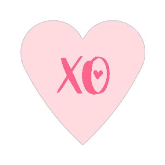 Ljusrosa hjärtetikett med enkel, rosa text "XO" och ett litet hjärta.