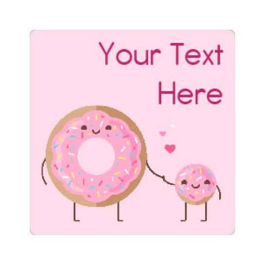 En söt och lekfull design med en stor och en liten donut med rosa glasyr och glada ansikten. De håller varandra i handen medan små hjärtan svävar omkring dem. Ljusrosa bakgrund med plats för personlig text.