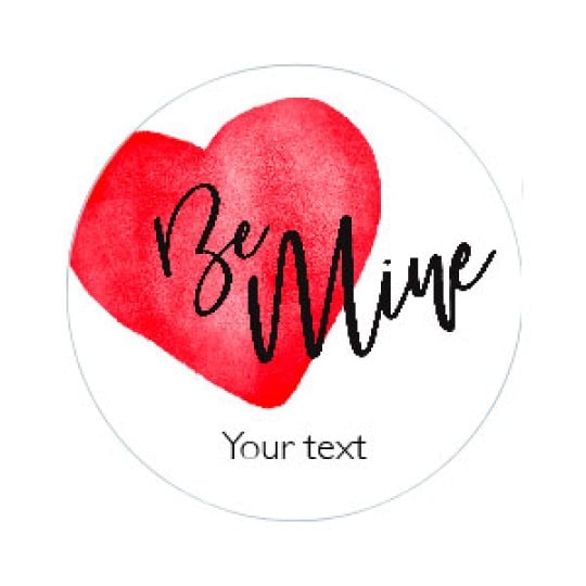 Rund etikett med vit bakgrund, ett rött akvarellhjärta och elegant svart text med "Be Mine"