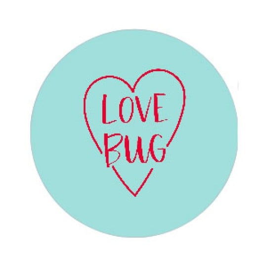 Ljusblå cirkel med ett rött, handritat hjärta runt texten "LOVE BUG".