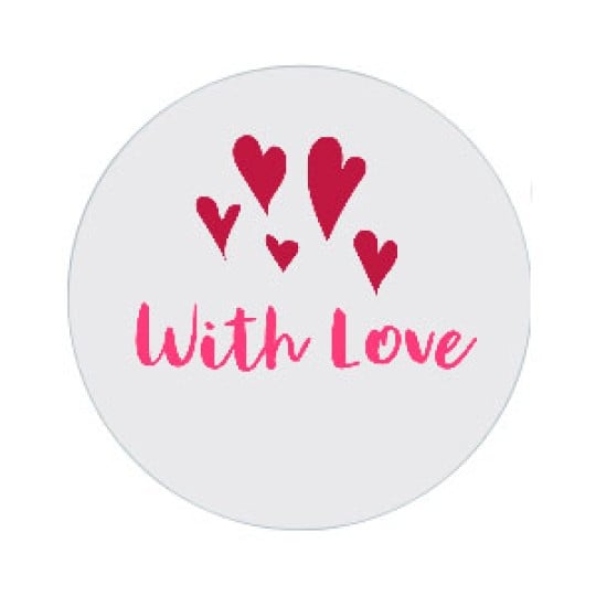 Rund design med vit bakgrund, ett handmålat rött hjärta och texten "Be mine".