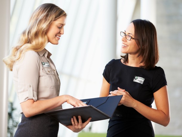 Visa namnet med namnskyltar