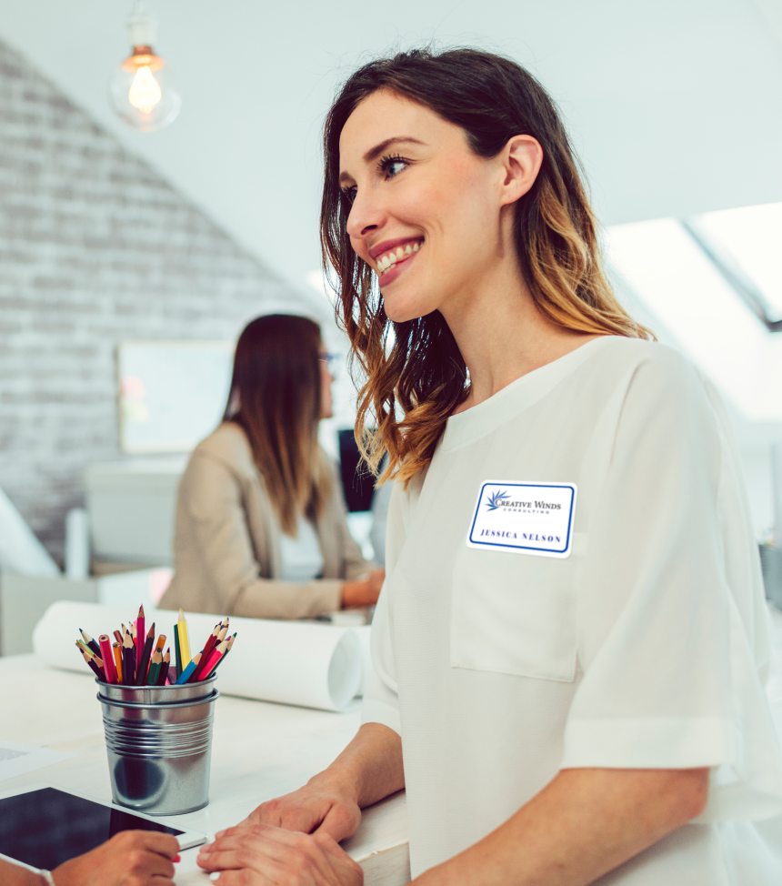 Självhäftande namnskyltar på en receptionist på ett kontor.