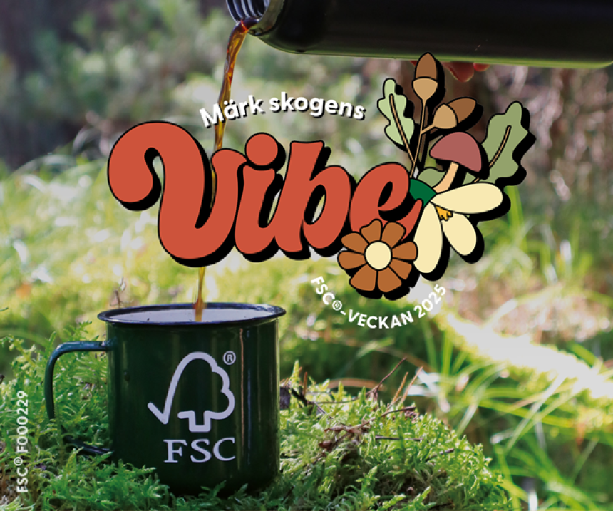 Ute i skogen med FSC-veckans mugg, där det hälls upp kaffe i.