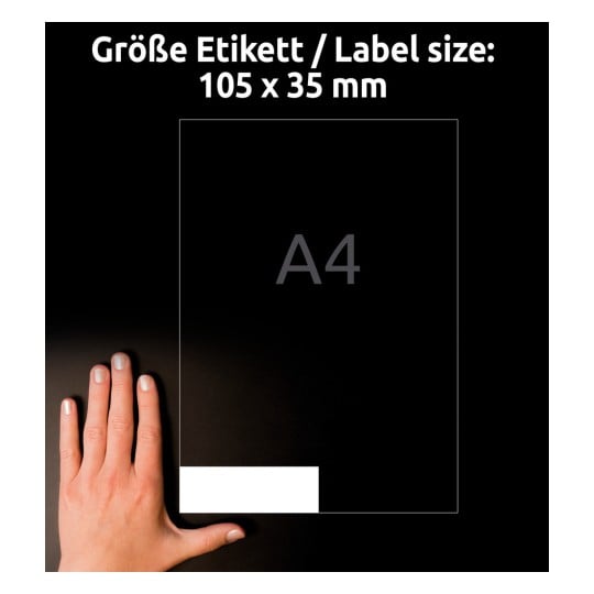 Storleksjämförelse med hand, artikel: 3423, ett ark universaletiketter, format: 105 x 35 mm, färg: vit.