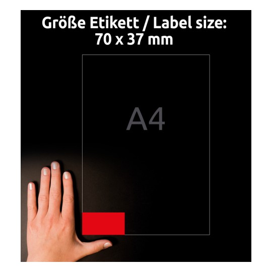 Storleksjämförelse med hand, artikel: 3448, ett ark färgade etiketter, format: 70 x 37 mm, färg: röd.