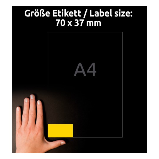Storleksjämförelse med hand, artikel: 3451, ett ark färgade etiketter, format: 70 x 37 mm, färg: gul.