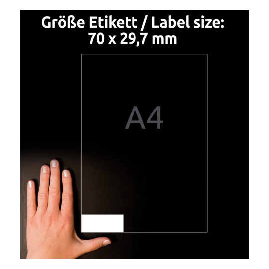 Storleksjämförelse med hand, artikel: 3489, ett ark universaletiketter, format: 70 x 29,7 mm, färg: vit.