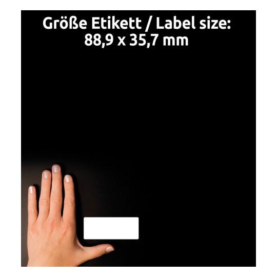 Storleksjämförelse med hand, artikel: 3615, ett ark med datoretiketter, format: 88,9 x 35,7 mm, färg: vit?
