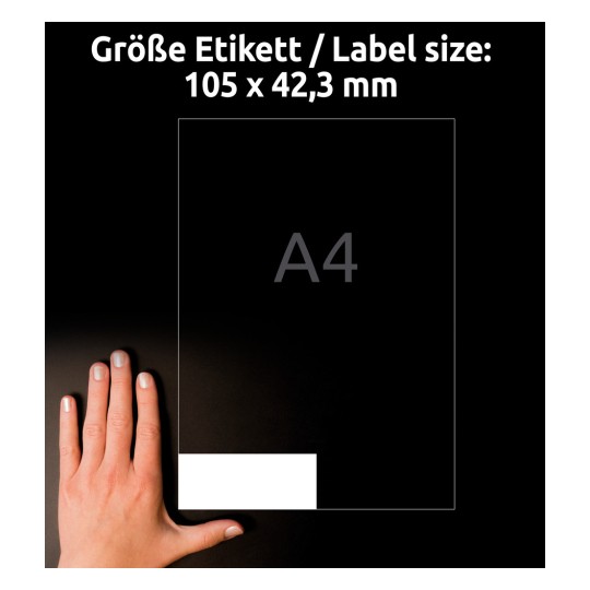 Storleksjämförelse med hand, artikel: 3653, ett ark universaletiketter, format: 105 x 42,3 mm, färg: vit?