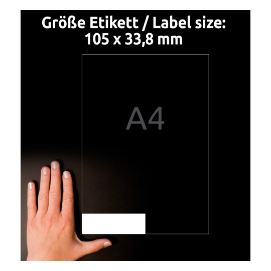 Storleksjämförelse med hand, artikel: 3665, ett ark universaletiketter, format: 105 x 33,8 mm, färg: vit.