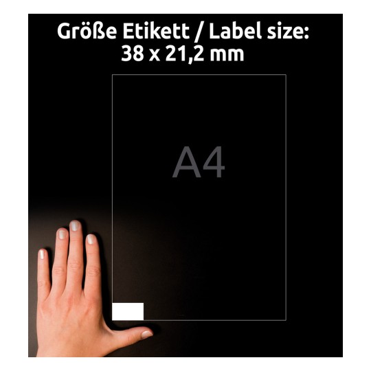 Storleksjämförelse med hand, artikel: 3666, ett ark universaletiketter, format: 38 x 21,2 mm, färg: vit.