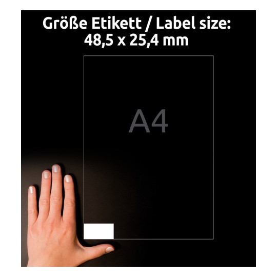 Storleksjämförelse med hand, artikel: 4780-65, ett ark med universaletiketter, format: 48,5 x 25,4 mm, färg: vit?