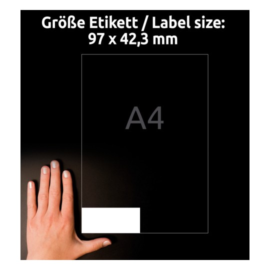 Storleksjämförelse med hand, artikel: 4781-65, ett ark universale etiketter, format: 97 x 42,3 mm, färg: vit.