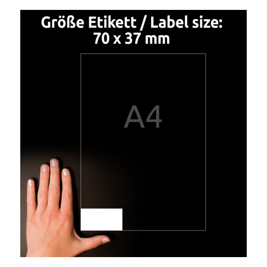 Storleksjämförelse med hand, Artikel: 6605, ett ark universaletiketter, format: 70 x 37 mm, färg: vit.