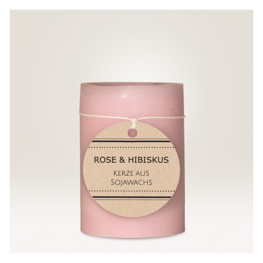 Bilden visar ett rosa ljus märkt 'Rose & Hibiscus' och anger att det är gjort av sojavax.