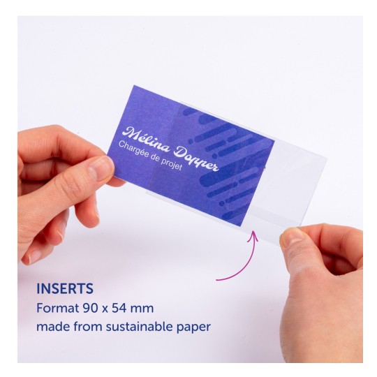 Bilden visar ett visitkort som hålls av en hand. Kortet är lila med vit text som lyder 'Mélina Dopper Chargée de projet.' Nedanför finns text som nämner 'INSATSER Format 90 x 54 mm tillverkade av hållbart papper.'