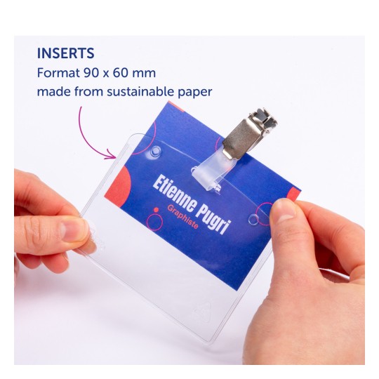 En person håller en namnskyltshållare med en insats som visar ett namn och yrke. Designen antyder att den är gjord av hållbart papper och inkluderar några instruktioner.