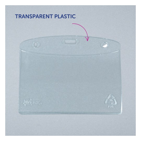 Bilden visar en klar, transparent plastkortshållare med rundade kanter och hål för fastsättning upptill. Den saknar något insatt innehåll och är placerad mot en grå bakgrund.