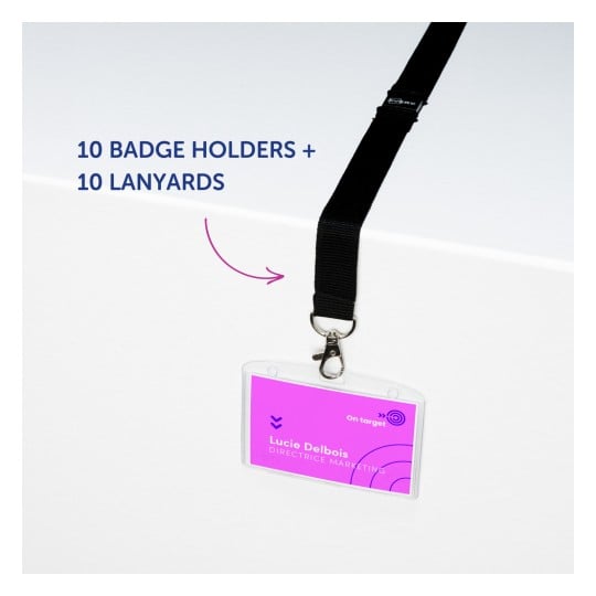 Bilden visar ett set med nyckelband och badgehållare, bestående av 10 badgehållare och 10 nyckelband, med ett exempel på en namnbricka som visar 'Lucie Delbois' och 'DIRECTRICE MARKETING' på en rosa bakgrund.