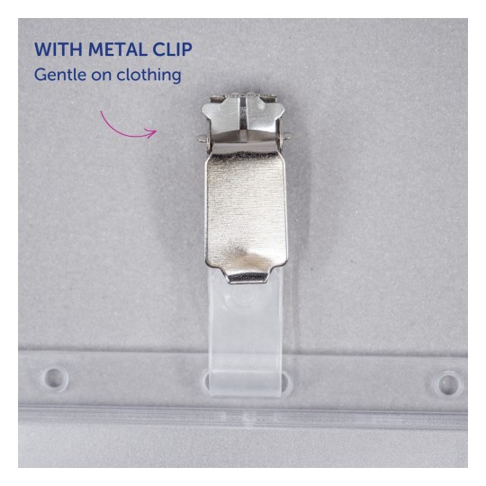 Bilden visar ett metallclips designat för kläder, som framhäver dess skonsamma grepp, med text som anger att det har ett metallclips för användning på kläder.