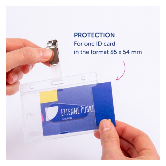Bilden visar en hand som håller en genomskinlig ID-korthållare med ett ID-kort inuti. Det finns text som anger att den är för skydd av ett ID-kort i storleksformatet 85 x 54 mm.