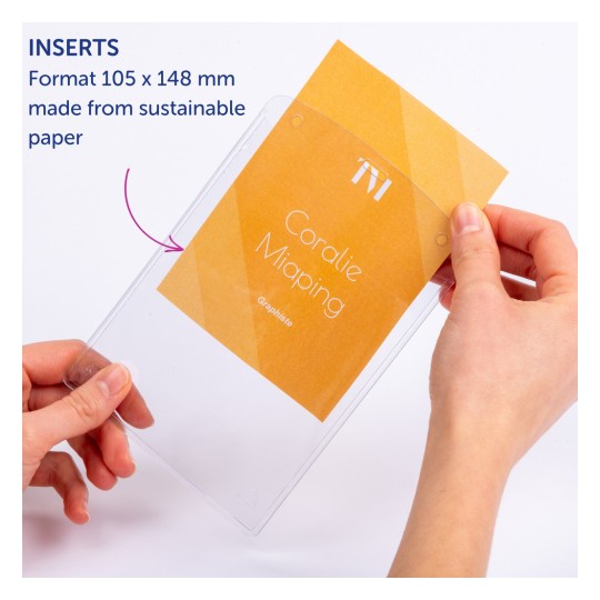 Bilden visar ett klart plastomslag som håller ett insatskort med titeln 'Coralie Miaping' tillverkat av hållbart papper. Kortet har en geometrisk design och hålls av en persons hand, vilket indikerar att det är en insats för något, möjligen en mapp eller en organisatör.