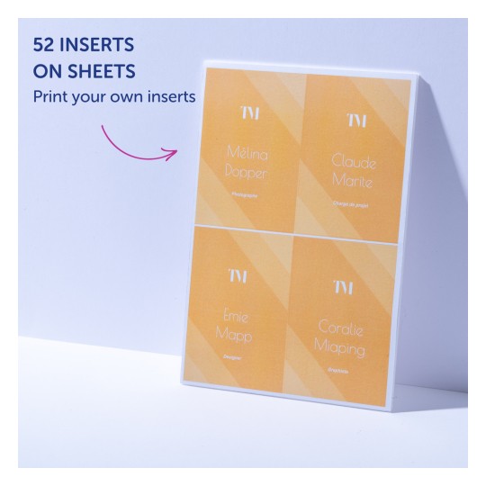 Bilden visar en visning av tryckta infogningar. Varje infogning har ett namn och en titel i en ren, modern design med en orange bakgrund. Fyra infogningar är synliga: Mélina Dopper (Fotograf), Claude Marite (Projektledare), Emie Mapp (Designer) och Coralie Miaping (Grafisk formgivare). Överst finns texten '52 INFÖRINGAR PÅ ARK' och 'Skriv ut dina egna infogningar.'