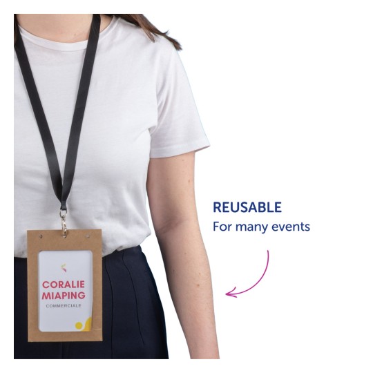 Bilden visar en person som bär en vit t-shirt och en nyckelband med ett ID-kort som visar namnet 'Coralie Miaping' och ordet 'Commerciale.' Nyckelbandet är svart, och ID-kortet verkar kunna återanvändas för många evenemang.