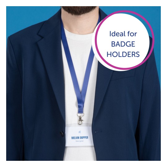 Bilden visar en person som bär en marinblå blazer över en vit t-shirt och håller en namnbricka på ett blått band där deras namn och titel står. En grafik visas som betonar produktens användbarhet för namnbrickeägare.
