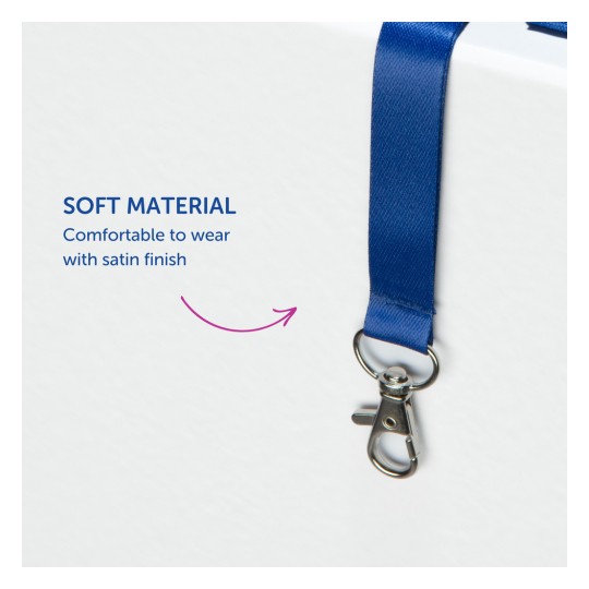 Bilden visar en blå halsrem tillverkad av mjukt material med satinfinish och en metallsprintfäste, åtföljd av text som framhäver dess komfort.