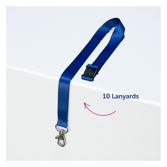 Bilden visar en blå nyckelrem med ett clips, som ligger på en vit yta. Den är märkt '10 nyckelband' med en pil som pekar på nyckelremmen.