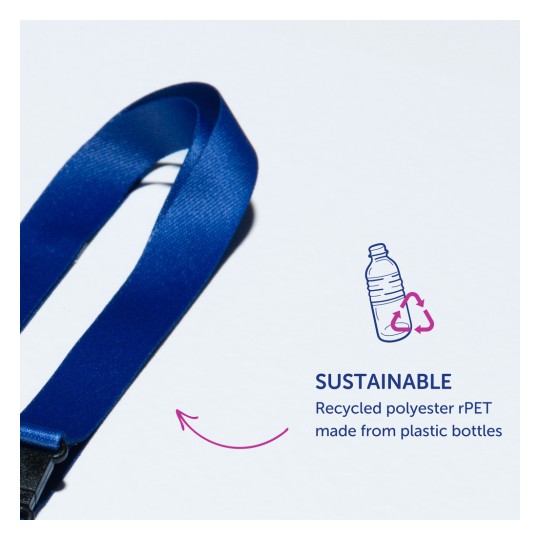 En bild som visar ett blått band med en text som indikerar att det är hållbart, tillverkat av återvunnen polyester rPET från plastflaskor.
