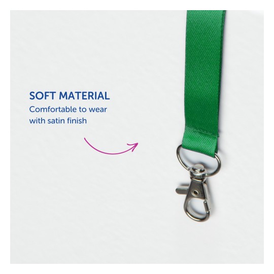 Bilden visar en grön nyckelband gjord av mjukt material med en satinfinish, åtföljd av text som framhäver dess komfort och kvalitet.