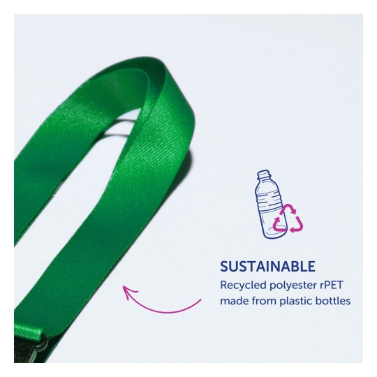 Bilden visar ett grönt band tillsammans med text som förklarar att det är gjort av återvunnen polyester rPET, framställd från plastflaskor, och framhäver dess hållbarhet.