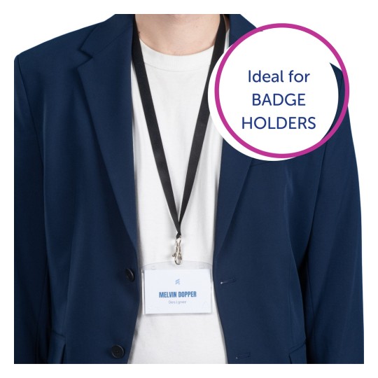 Bilden visar en person som bär en mörk blazer över en vit t-shirt och visar en namnbricka på ett band. Brickan har namnet 'Melvin Dopper' och beteckningen 'Designer'. Det finns också en grafik som säger 'Ideal for BADGE HOLDERS'.
