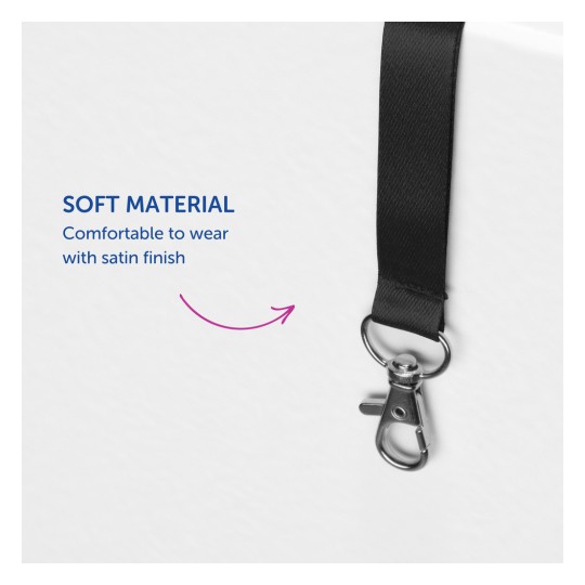 Bilden visar en svart rem tillverkad av mjukt material med en satinfinish och en metallklämma i ena änden, åtföljd av text som framhäver dess komfort.