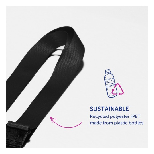 Bilden visar ett svart band märkt 'SUSTAINABLE', tillverkat av återvunnen polyester rPET, inklusive en illustration av en plastflaska och återvinningspilar. Den lyfter fram de miljömässiga fördelarna med att återanvända plast.