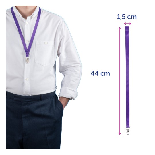 Bilden visar en person som bär en vit skjorta och marinblå byxor, med ett lila band med en klämma fäst. Lanyardens dimensioner anges också, vilket visar att den är 44 cm lång och 1,5 cm bred.