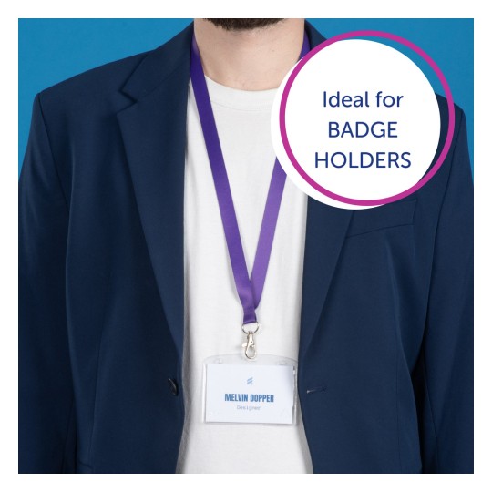 Bilden visar en person som bär en marinblå blazer och en vit t-shirt. En hållare för namnbrickor med namnet 'Melvin Dopper' och titeln 'Designer' hänger runt halsen, fäst med ett lila band. Bakgrunden är blå och det finns en grafik som lyder 'Idealisk för NAMNBRICKSHÅLLARE.'