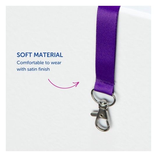 Bilden visar en lila satinlanyard med en metallklämma och framhäver dess mjuka material och bekväma passform.