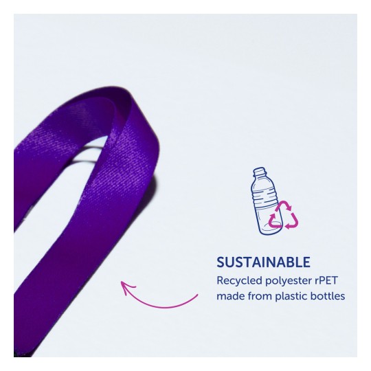 Bilden innehåller ett lila band med en textbeskrivning som framhäver dess hållbara material och indikerar att det är gjort av återvunnen polyester rPET från plastflaskor.