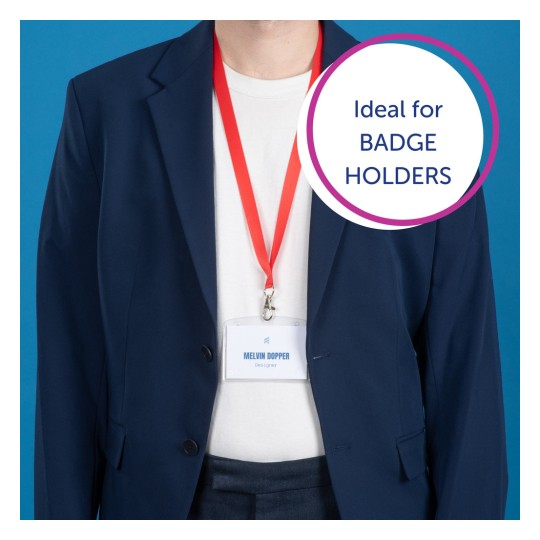 Bilden visar en person som bär en marinblå blazer med en vit skjorta under. De har ett rött band runt halsen som håller en namnbricka med texten 'MELVIN DOPPER, Designer.' Bakgrunden är enfärgad blå. En pratbubbla föreslår att denna artikel är 'Idealisk för NAMNSKYLTAR.'