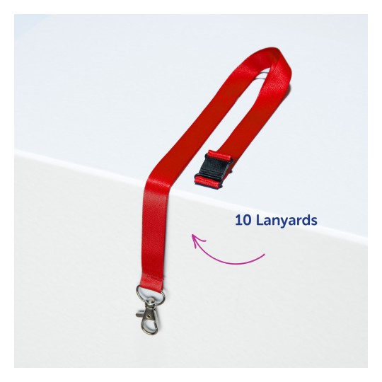 Bilden visar ett rött snöre med en klämma och ett plastspänne som ligger på en vit yta. Det finns en etikett som lyder '10 Lanyards'.