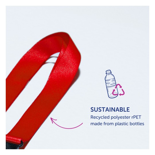Bilden har ett rött band märkt som 'Hållbart', tillverkat av återvunnen polyester rPET framställd från plastflaskor. Det betonar miljövänlighet och återvinning.