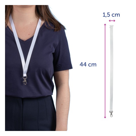 Bilden visar en person som bär en mörk skjorta med ett vitt nyckelband runt halsen. Nyckelbandet har dimensionerna angivna: 44 cm i längd och 1,5 cm i bredd, tillsammans med ett klips i änden.