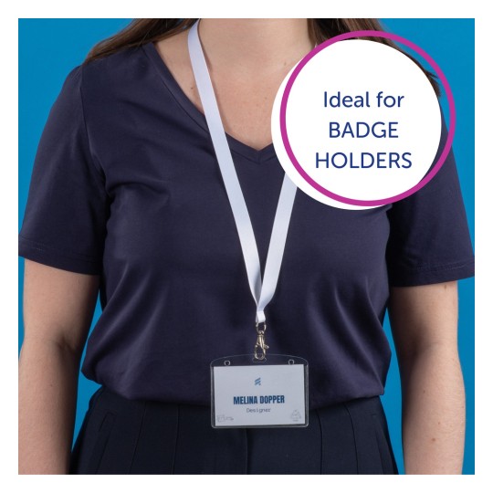Bildens visar en person som bär en marinblå skjorta med en badgehållare runt halsen. Badgen visar namnet 'Melina Dopper' och rollen 'Designer.' Det finns också en grafik som säger 'Ideal for BADGE HOLDERS.'